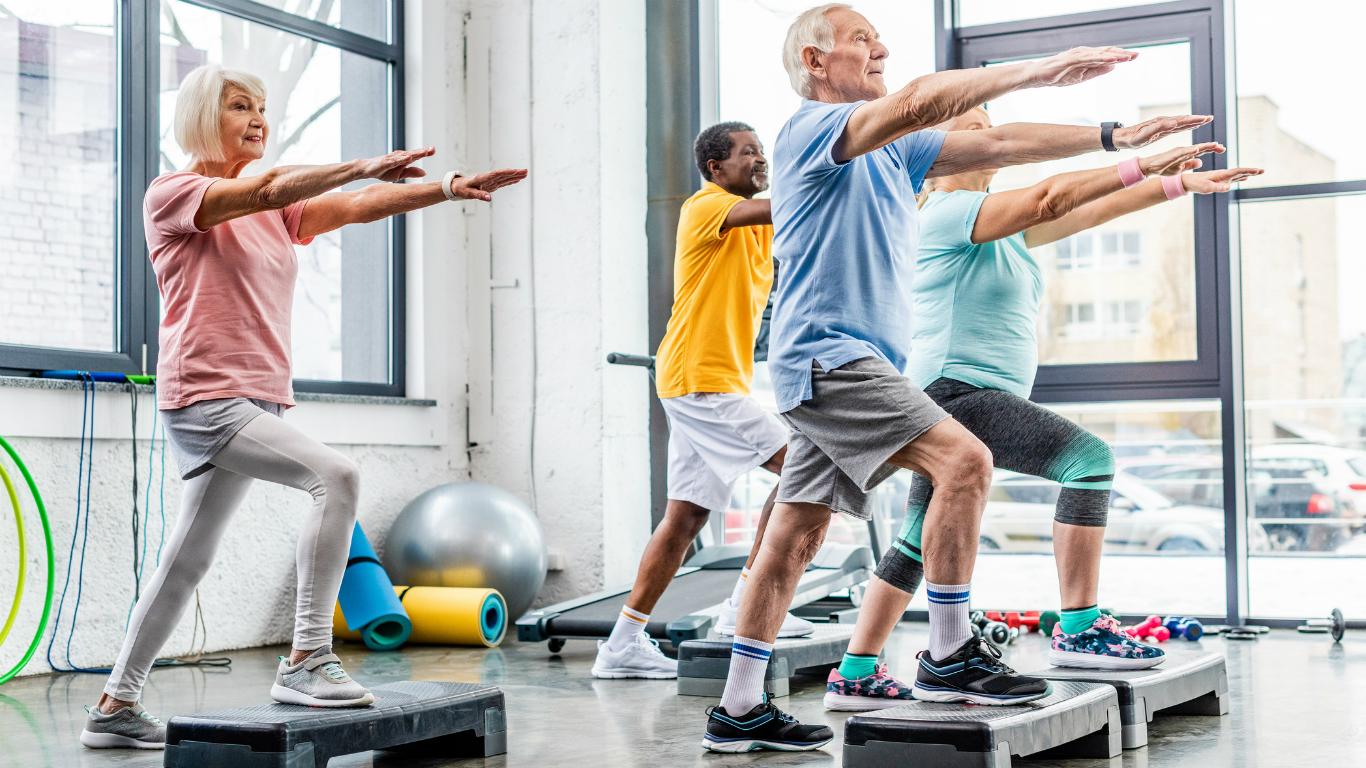 Health activities. Занятие спортом. Пожилые люди занимаются спортом. Фитнес для пожилых. Пенсионеры занимаются спортом в зале.