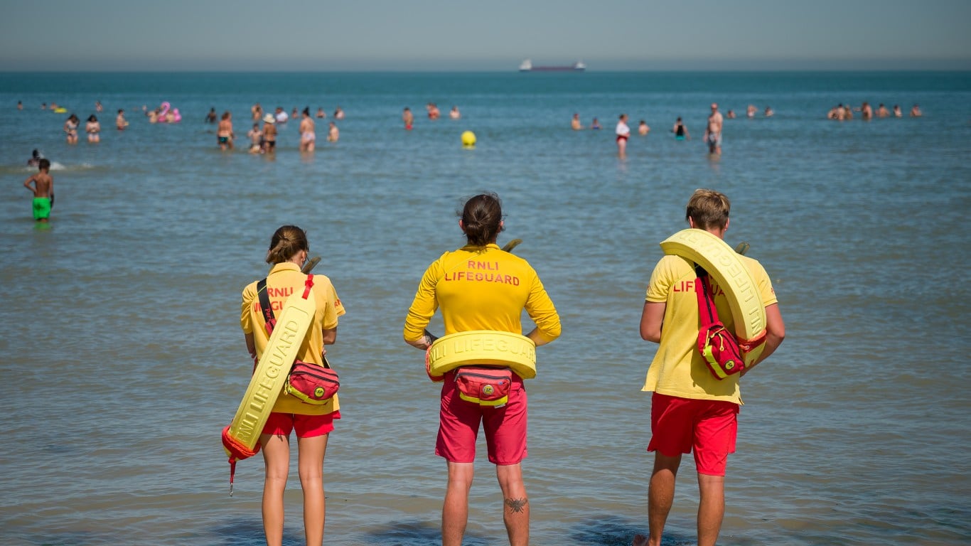 You need to wait 30 minutes after eating to swim