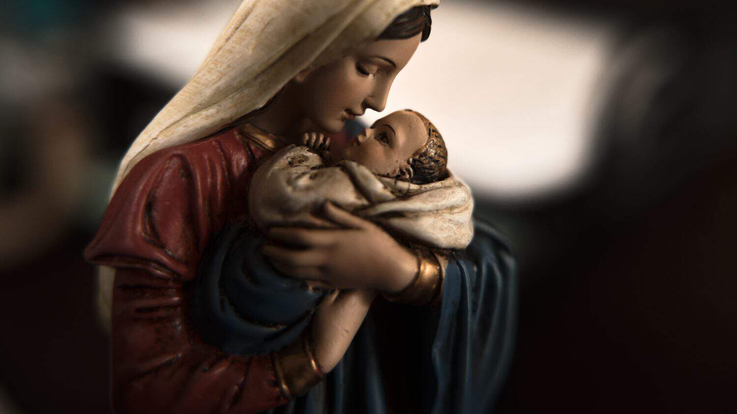 Statue of Mary holding the baby Jesus