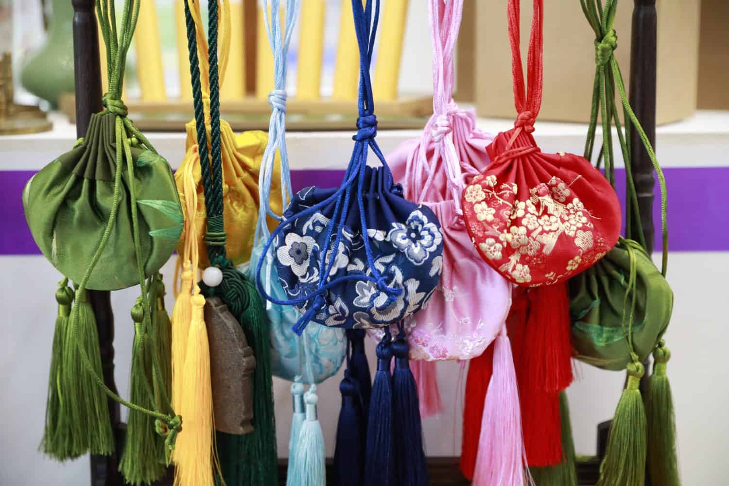 Elemental sachets and sachets of the Dragon Boat Festival are traditional decorations.