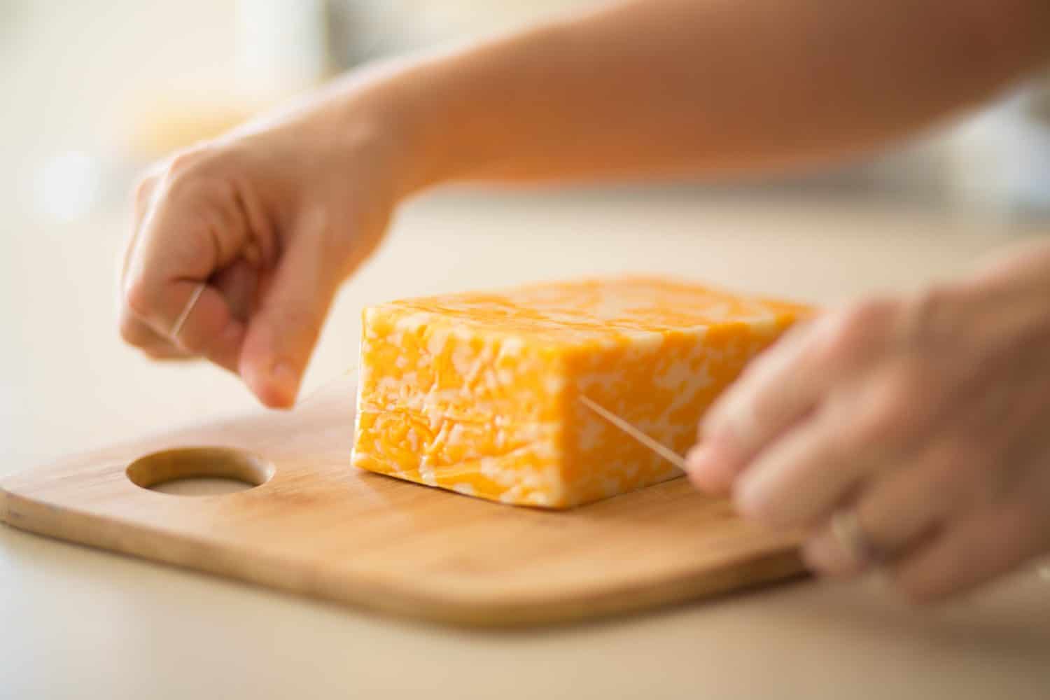 cutting cheese with floss kitchen hack