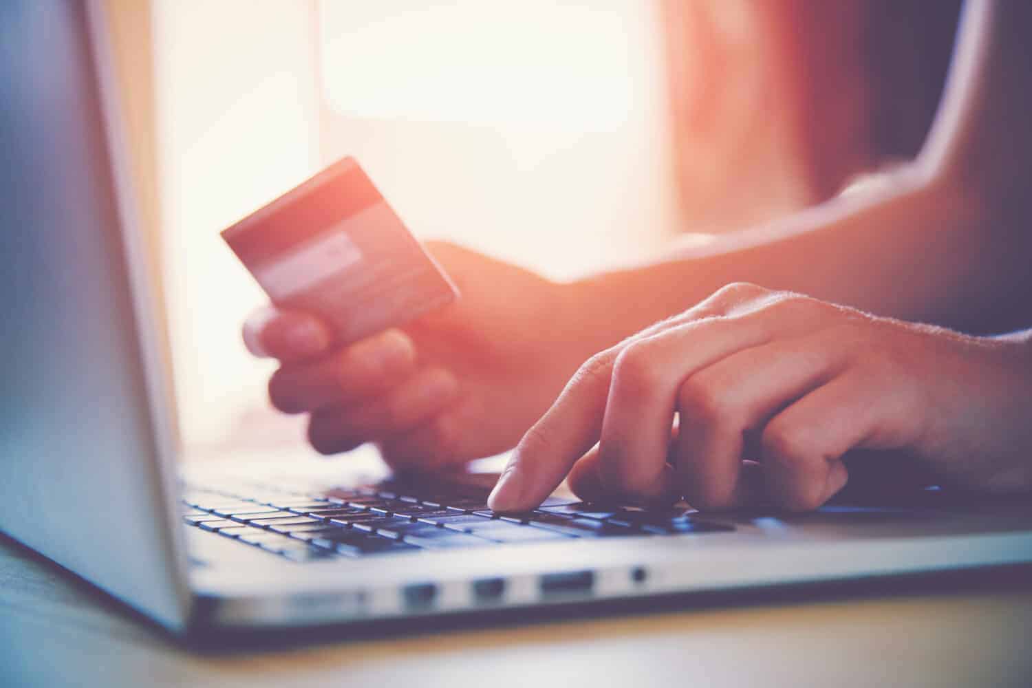 1989: Peapod Introduces the First Online Grocery Shopping Experience