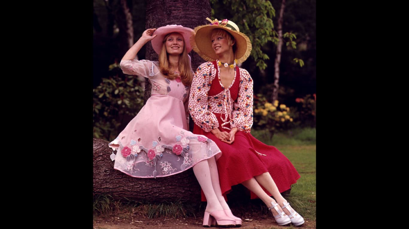 Models in summer dresses and sun hats