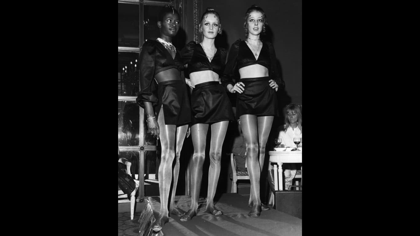 Twiggy (center) and two other models
