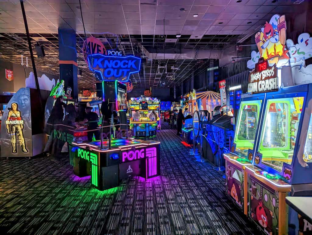 Dave & Buster’s – Tech-Enhanced Arcade Dining