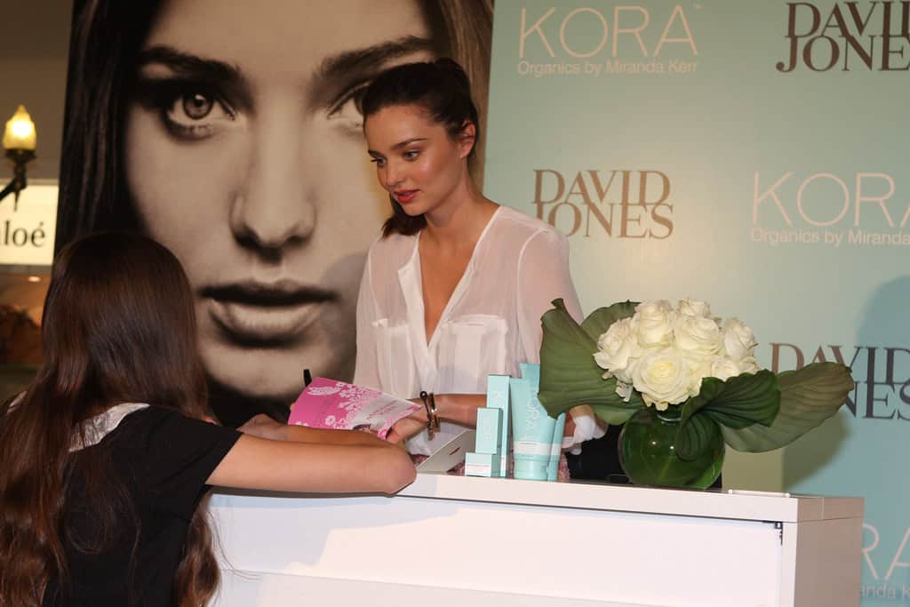 Miranda Kerr – Leech Therapy for Skin