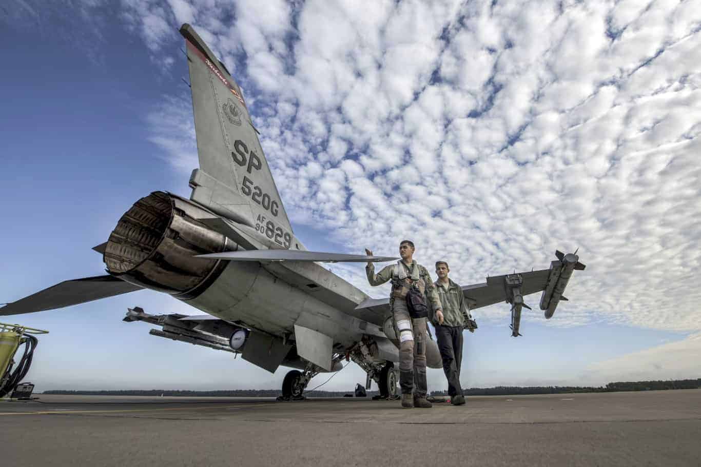 2. F-16 Fighting Falcon