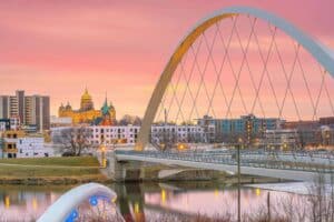 Iowa | Downtown Des Moines city skyline cityscape of Iowa and public park in USA