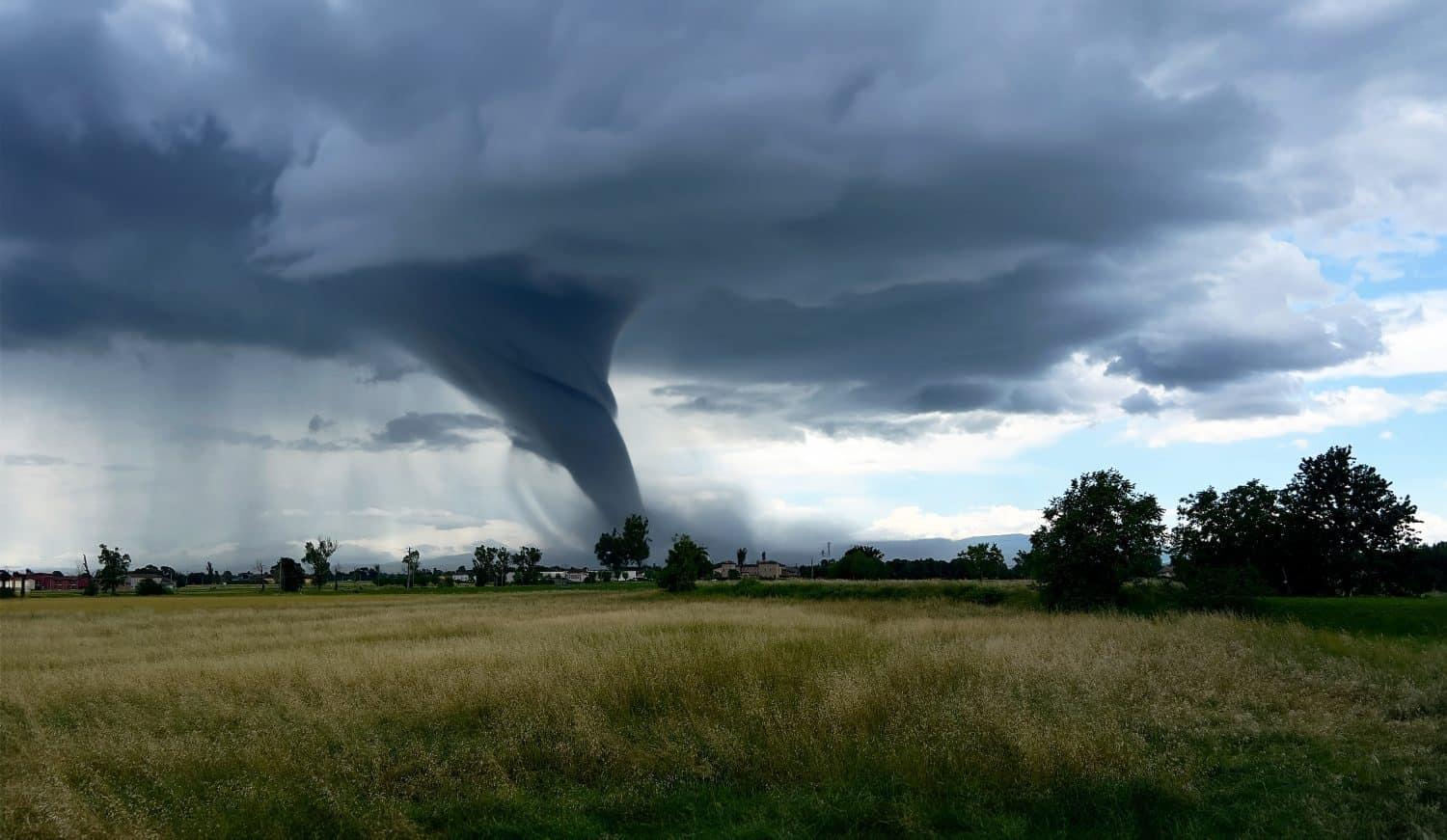 The Massive 2.6-Mile-Wide Tornado That Tore Through America and Shocked Everyone