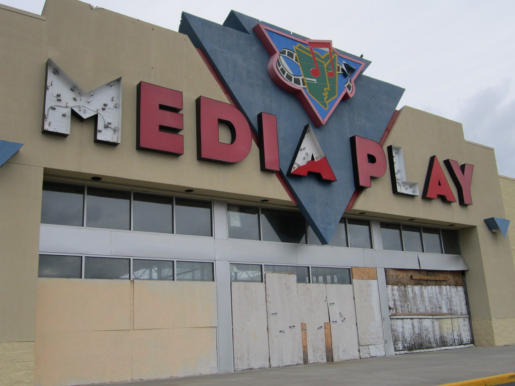 20 Stores That Were Everywhere in the ’90s Before Vanishing Almost Overnight
