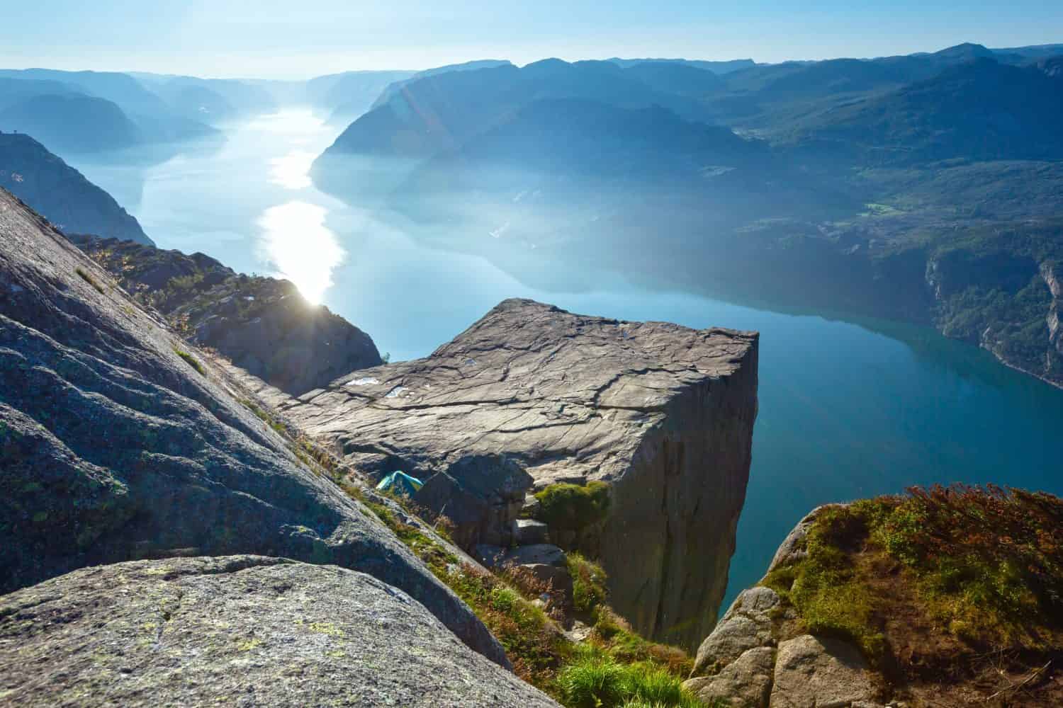 14 Jaw-Dropping Cliffs That Barely Look Real