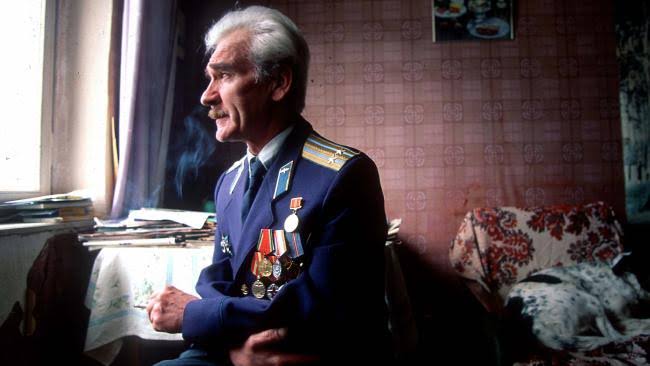 Stanislav Petrov Decides Not to Report (1983)