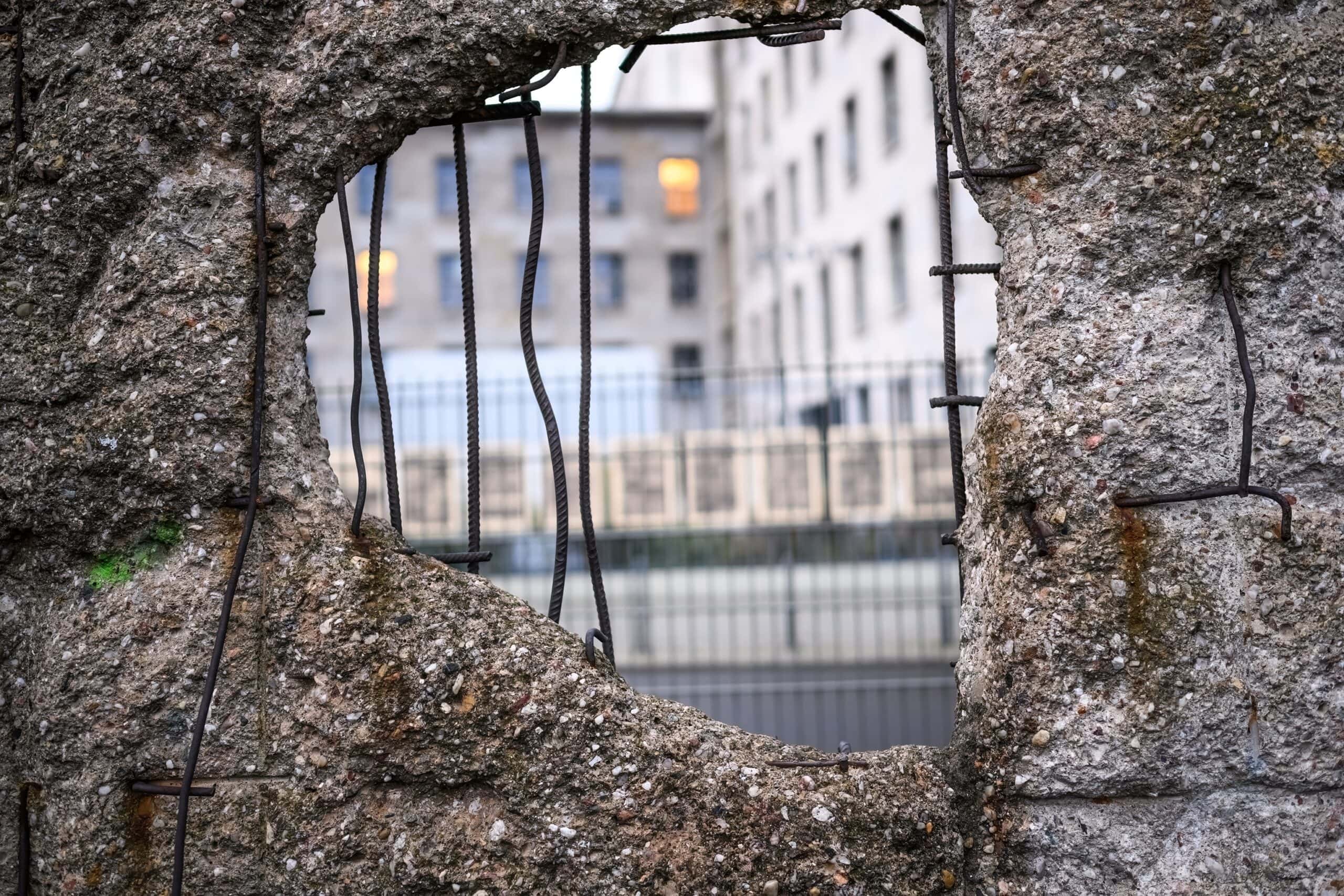 Did the Berlin Wall close off East Berlin from the West?