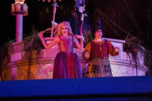 Out of the sisters, I most relate to Sarah Sanderson. I'm very silly & run 'amuck' as she does sometimes. They are all funny in their own way too. °o° °o° °o° #mnsshp #mickeysnotsoscaryhalloweenparty #wdw #magickingdom #Disney #disneyworld #hocuspocus #ho