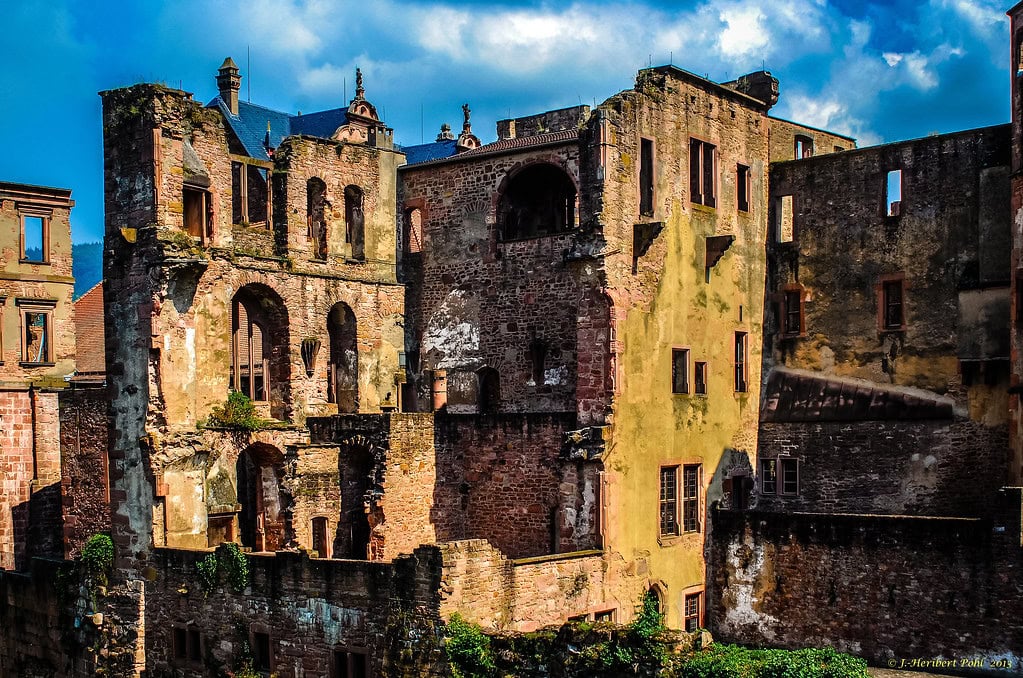 Auch das ist Schloss Heidelberg, Ruine des Biliotheksbaus von 1520 -- This too is Heidelberg Castle, ruin of library from 1520