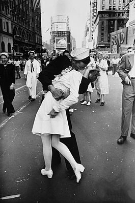 Alfred Eisenstaedt's photograph of a sailor kissing a woman in Times Square during celebrations of Japan's surrender in 1945